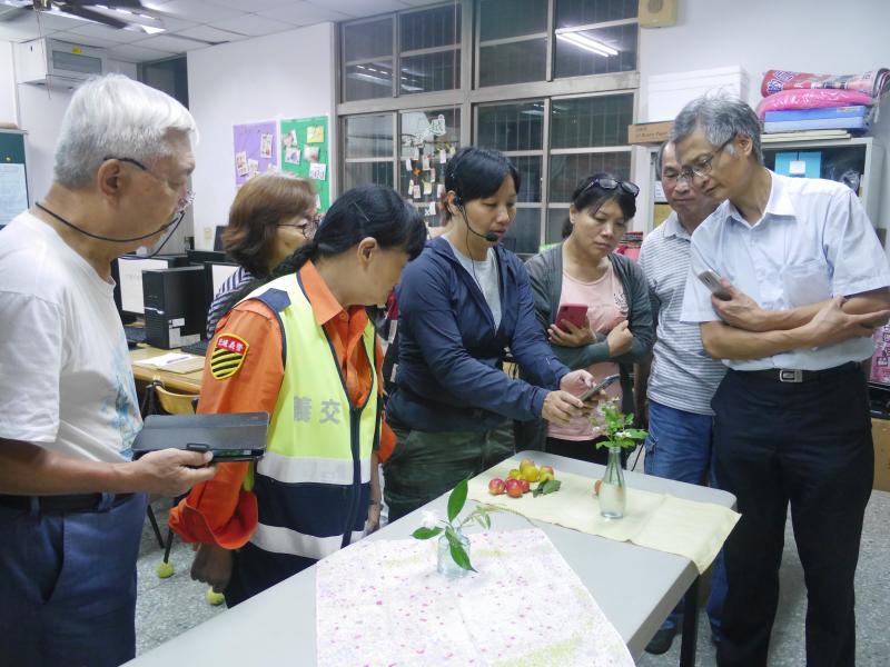 竹君老師向學員示範如何拍攝花草等靜物