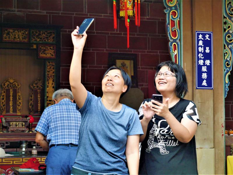 竹君老師示範如何在戶外拍攝，廟宇的取景和測光