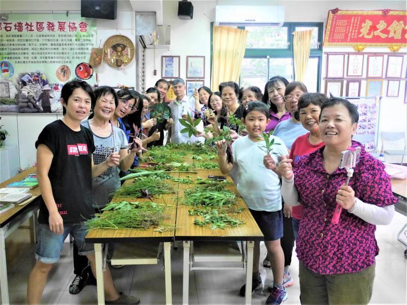 芝宇老師教導大家觀察草的三步驟 : 親身觀察、網路搜尋、多重比對，最終盤點出四十多種雜草。