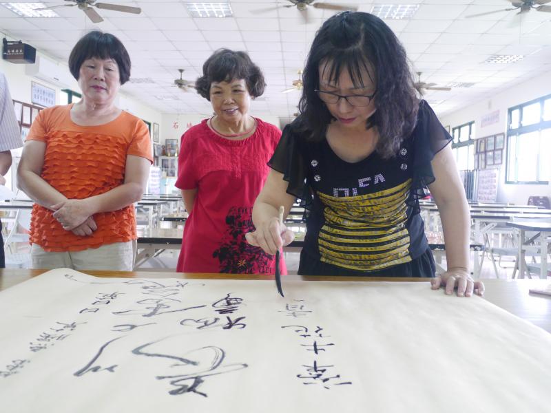 學員用草筆畫寫一幅美麗的地方雜草圖像配方。