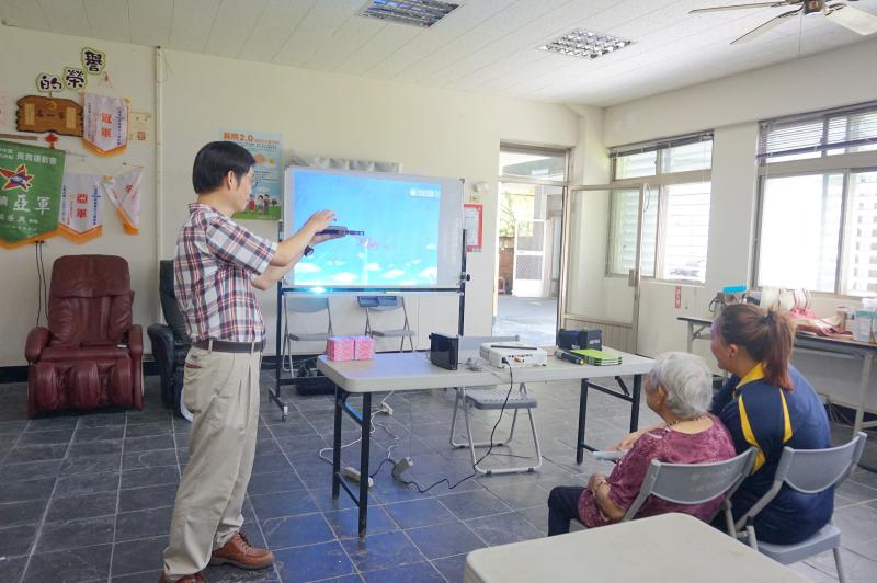 空拍飛行器介紹與操作 WII體感遊戲駕駛飛機操作
