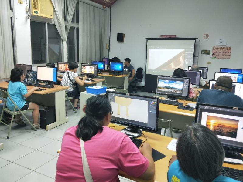 講師與學員正在DOC教室裡上課