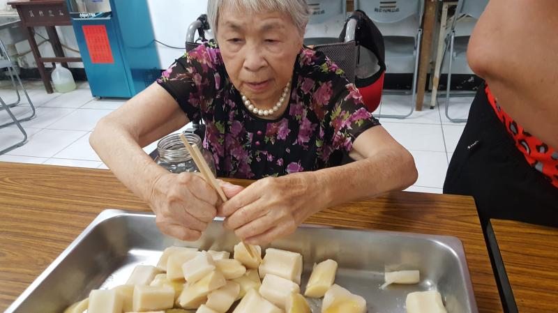 阿嬤行動不方便，但是每堂課都會來學習