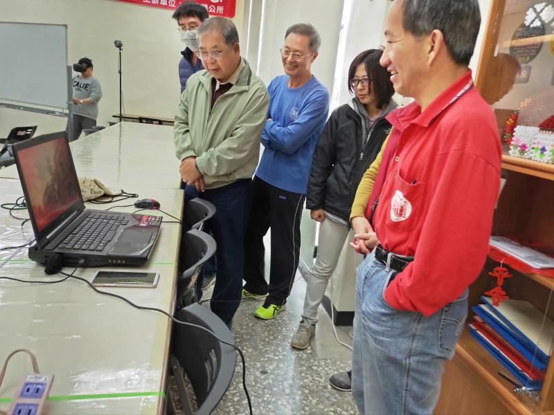 原來虛擬實境頭盔畫面是與電腦畫面同步的！