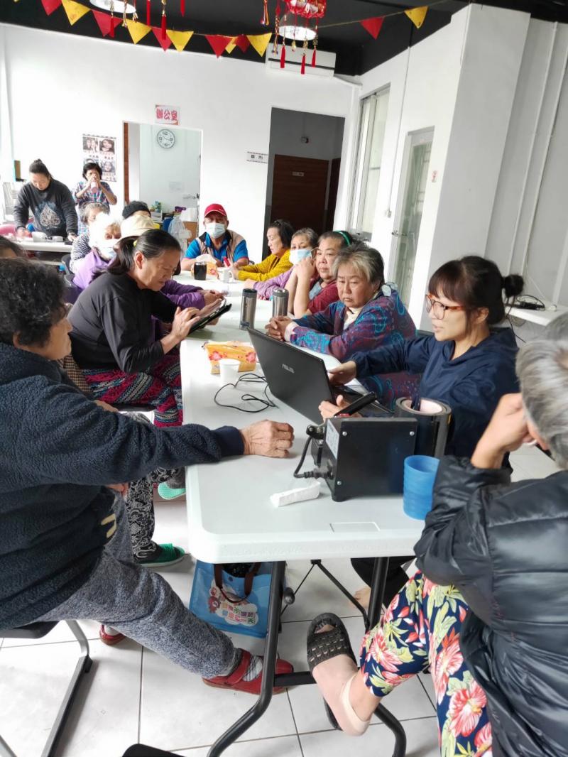 在講師的引導下，學員們正在構思要用於熱轉印的照片，有的學員直接將平版拿出來查詢。