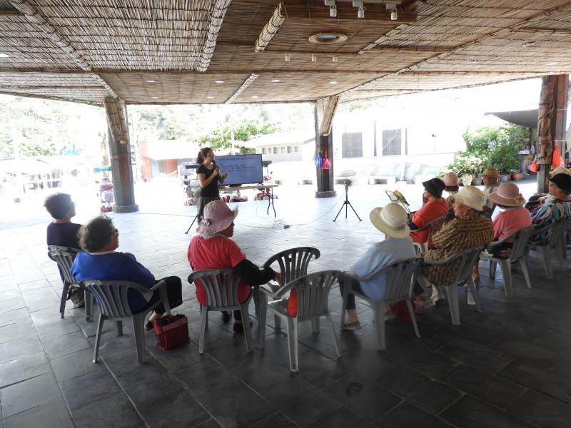 講師講解上課內容給學員學習