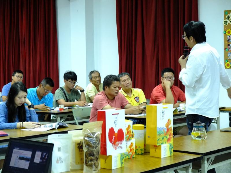 銅鑼農會為提升大家的產銷能力而為產銷班杭菊青農舉辦FB行銷課程
