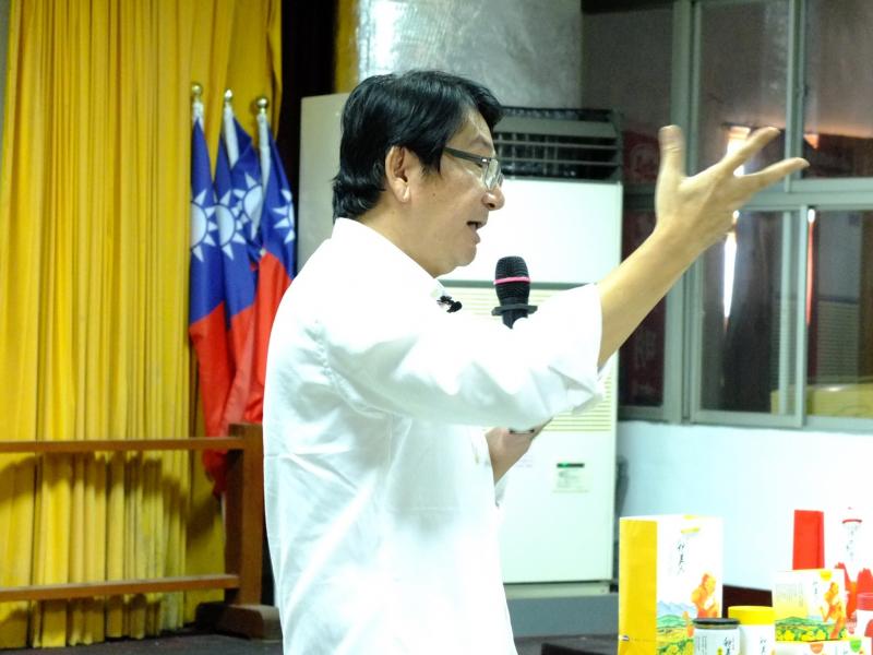 李耀威主任,來為農友們傳授FB行銷的一些技能與常識,除了行銷之外.自己產品的定位也非常重要