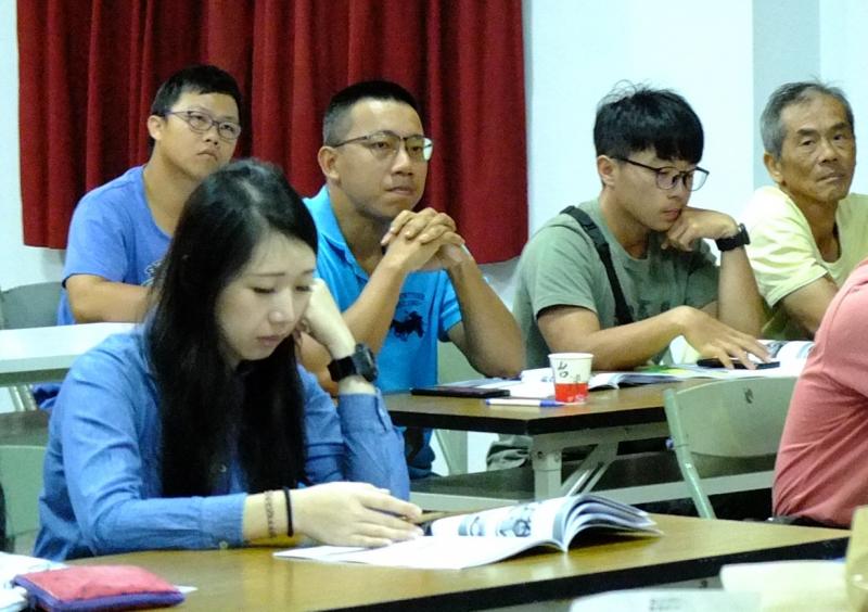 來上課的學員各個都把握這難得的機會非常認真聽講更不時不忘把重點記下 