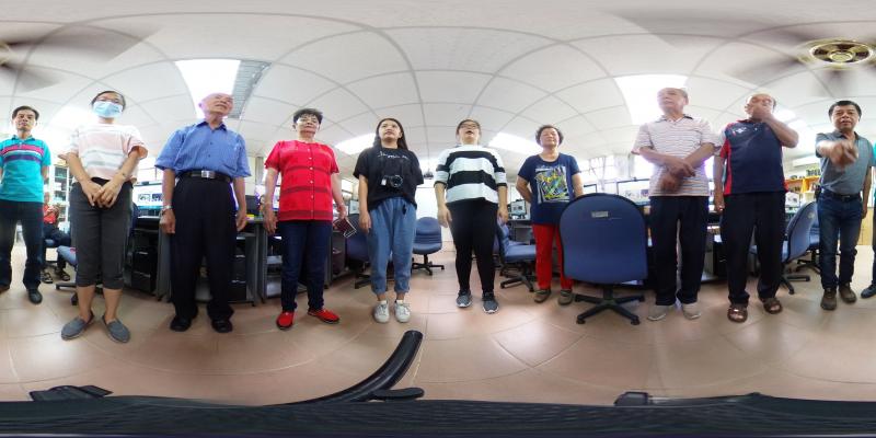 講師拿出360度全景攝影機，讓每個學員可以親自拍攝1-3張，體驗這相機帶來的全景效果。