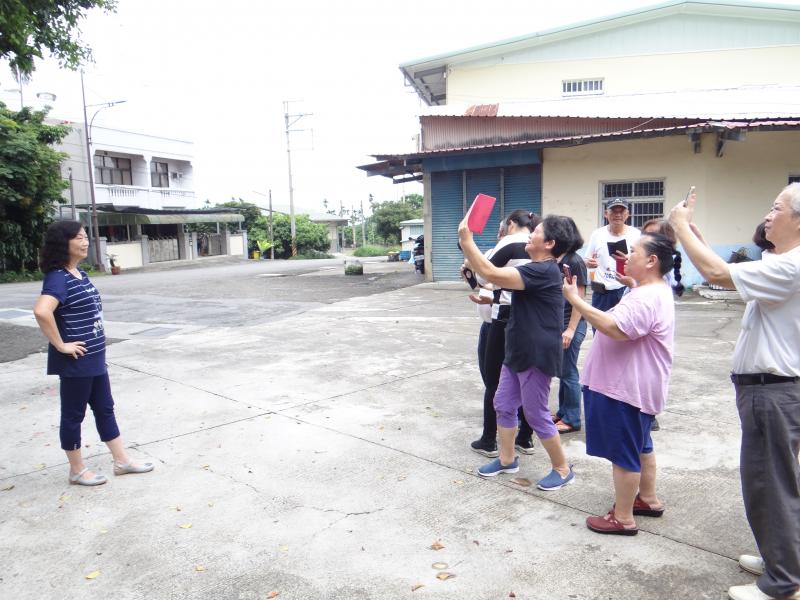 學員從大樹頂端由上往下拉到地板，拍出景物與人像全景照片。