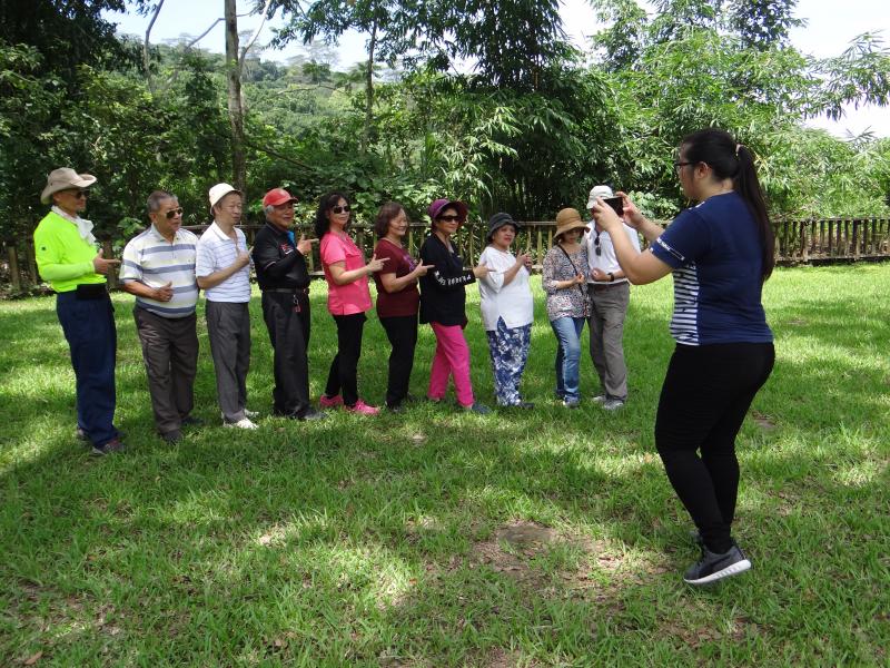 全景攝影之『分身』技巧，被拍者要注意走位，太快或太慢都不可以，拍攝者要注意時間，方能成為一張成功的照片。