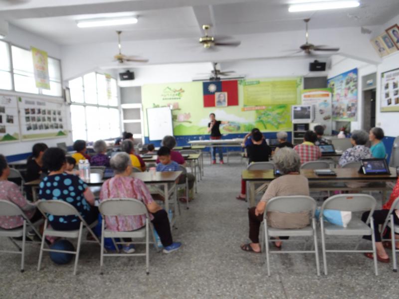 轉印課程開始囉，學員們悉心聽課中！