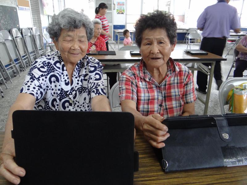 學員互相協助指導，選擇照片，方可進行轉印作業。