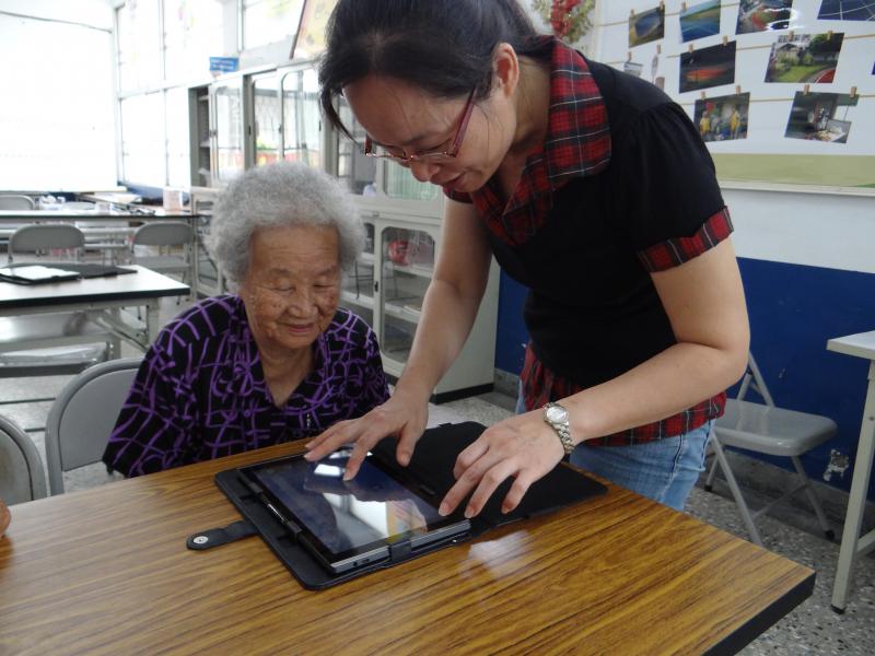 講師指導學員如何設計圖案，讓配色更加生動有趣。