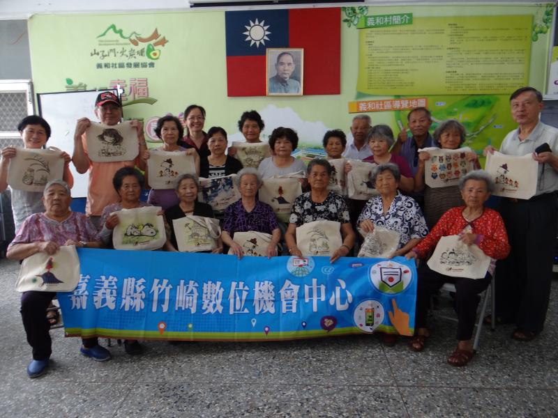 數位設計小方巾課程圓滿成功，講師及學員提著自己轉印圖案，大合照一張。