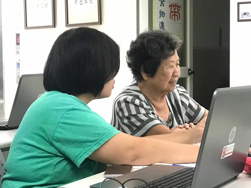 學員彼此幫忙協助完成講師交付作業