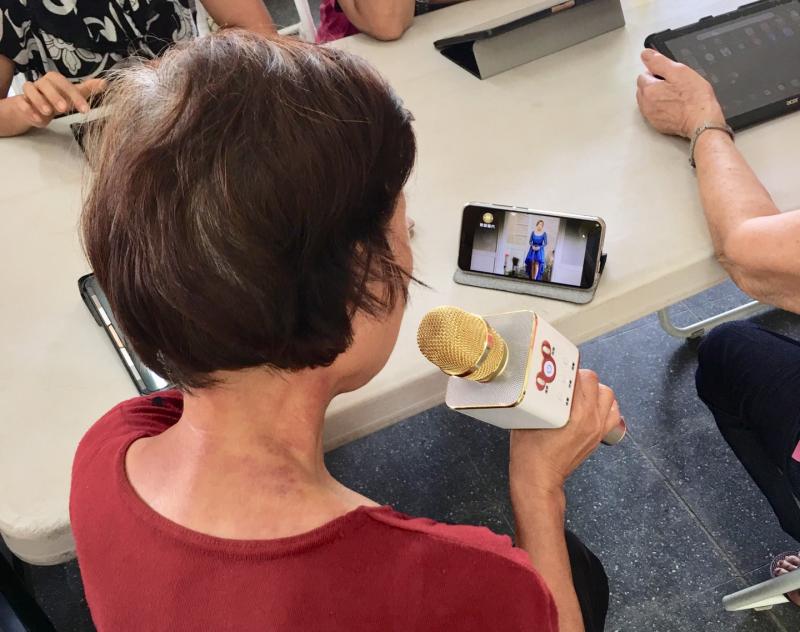 行動DOC-數位生活應用APP-學員體驗手機連線藍芽麥克風~~在家也能高歌一曲