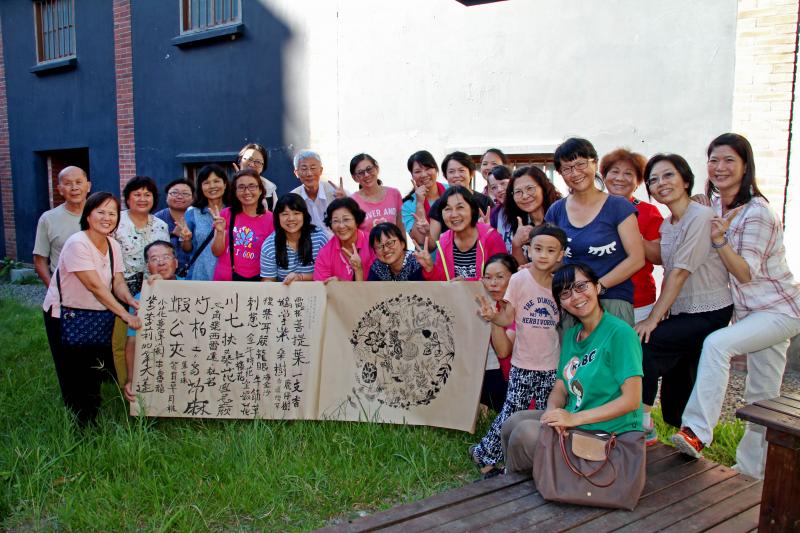 歷經一天半的汗流浹背，學員們與集體創作的作品合照。