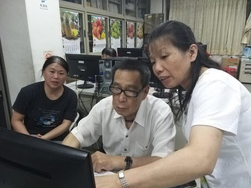 老師介紹相片書，健豪數位網路平台申請帳號，再將相片導入相片書