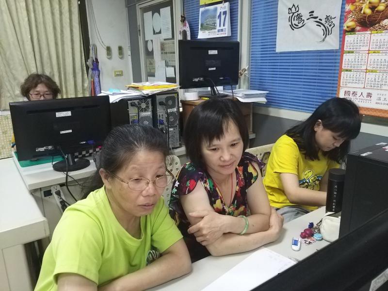 相片書自動編排即刪除相框或相片，新住民媽媽帶著女兒一起來上課。