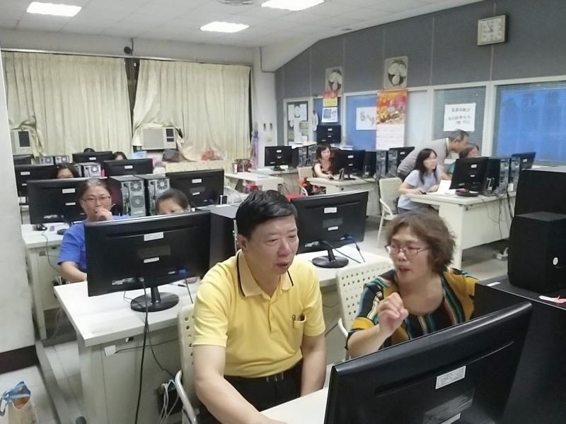 練習更換版面及頁面編輯，頁面調換，增加頁面等，參與同學白天要上班，晚上認真學習。