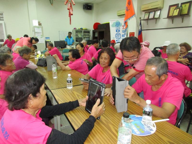 講師教長者學習平板電腦上網及下載、如何使用APP