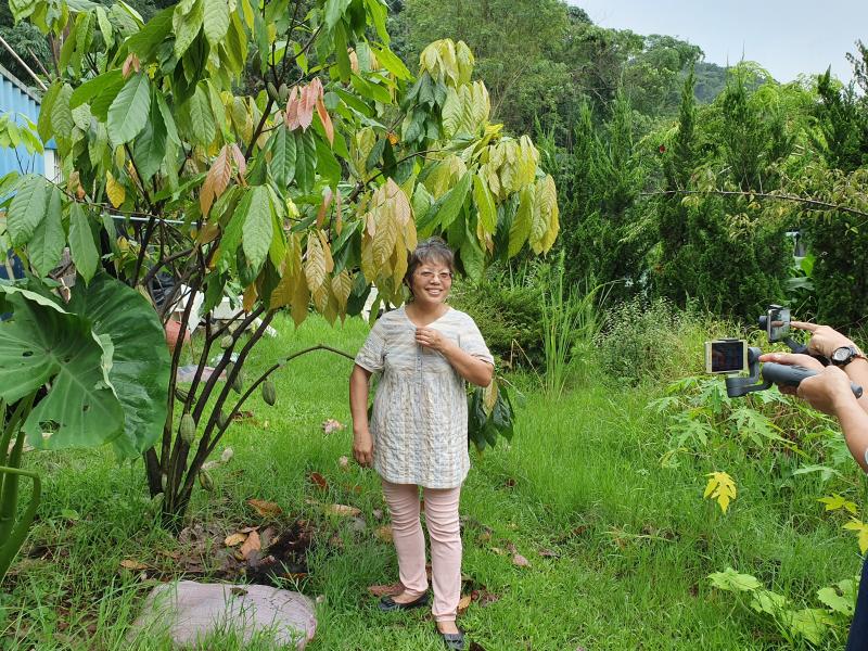 我是網紅-農特產直播秀課程，講師帶學員到農地實際操作。