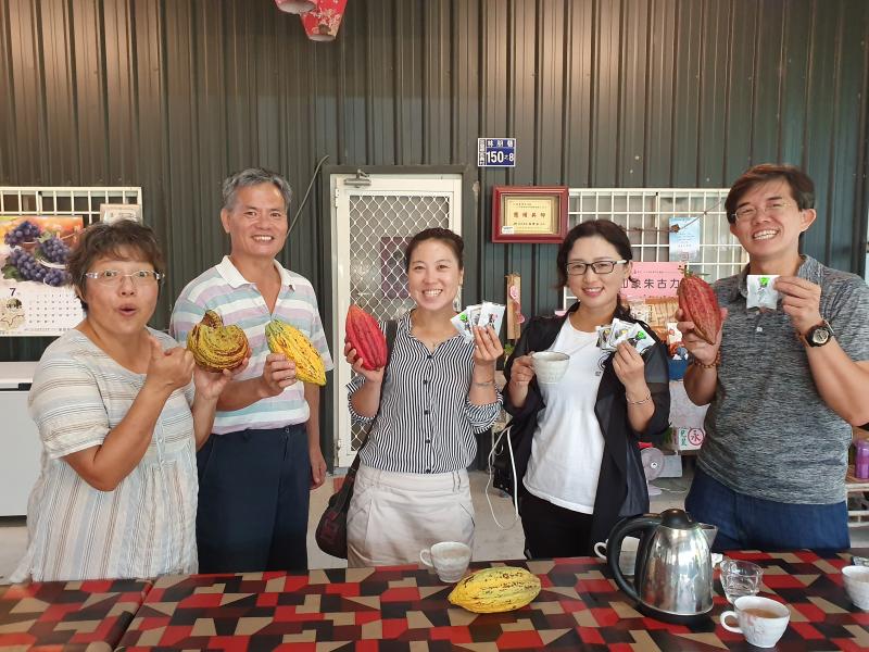 我是網紅-農特產直播秀課程，講師帶領學員實際操作，課程結束合照一張。