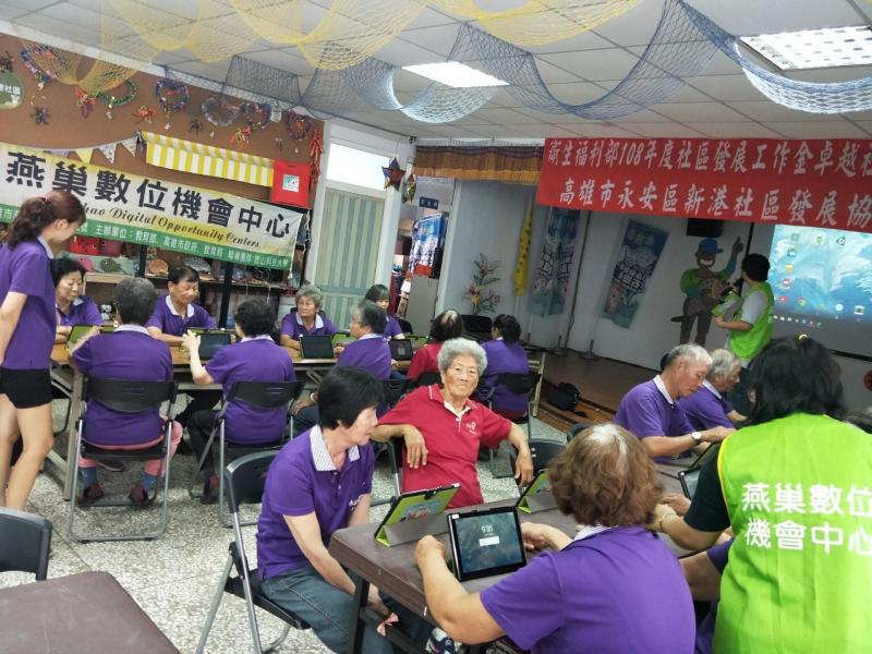 阿公阿嬤開心開機跟老師學使用平板