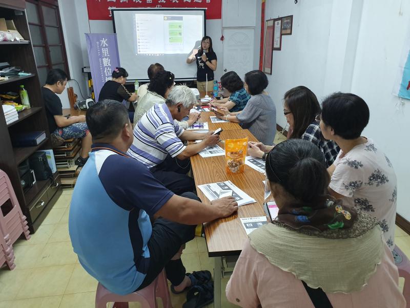 老師說明如何下載app軟體.