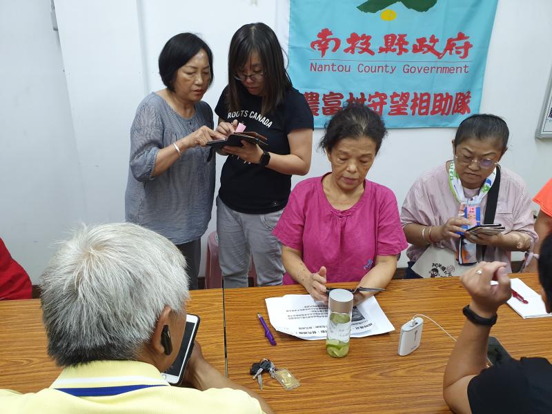 老師協助學員雲端表單製作及影片複製連結與分享操作技巧.