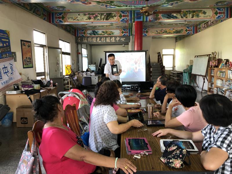 老師詳細介紹平板的外觀及操作方式等