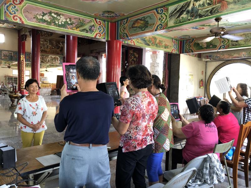 大家輪流當MODEL擺姿勢，希望拍出美美的照片...