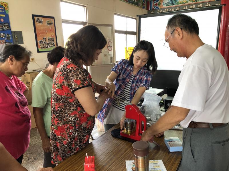 輔導員教導學員如何操作胸章機