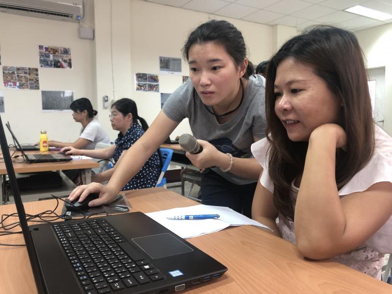 講師協助學員操作