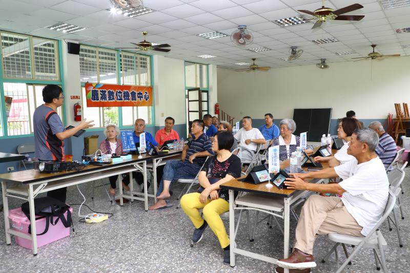 老師介紹平板電腦使用與操作