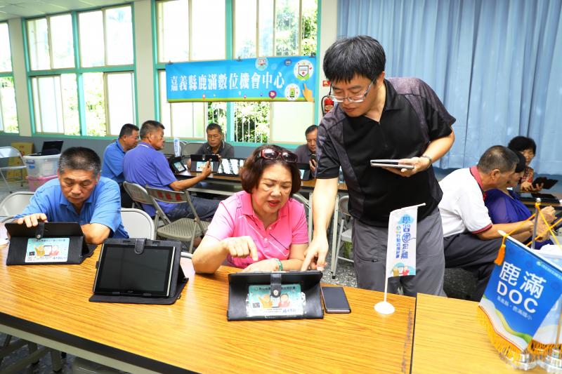 老師個別指導學員如何連上wifi