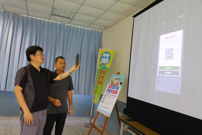 老師教導學員使用line如何加入好友