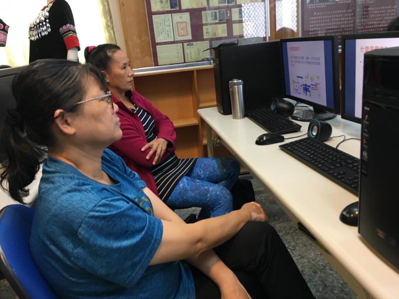 學員認真聽講師講解，設計方法。