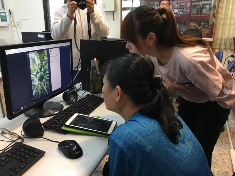 學員從自己經營的粉絲專頁，下載產品照。