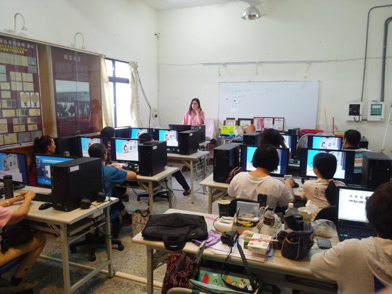 講師講解，廣告設計技巧，以及軟體操作。