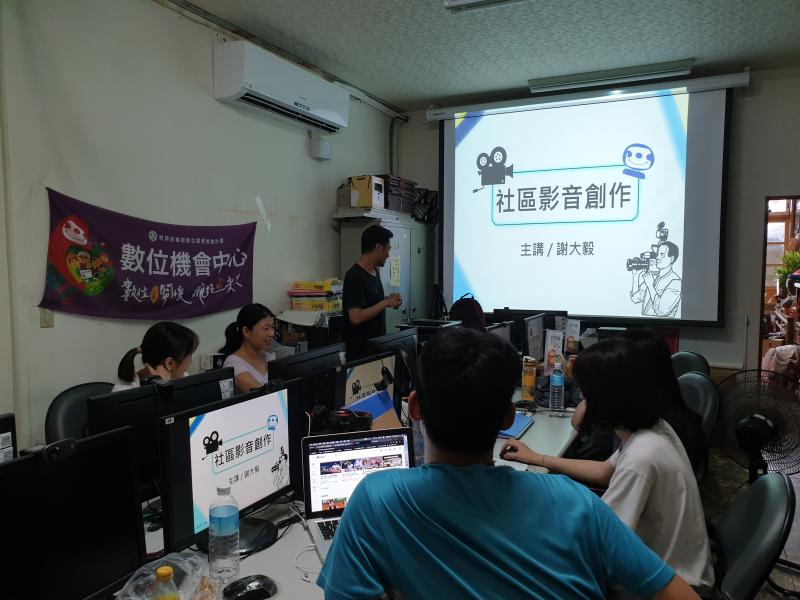 學員們拿出自己的筆電、筆記本等待謝大毅老師開始社區影音創作課程。