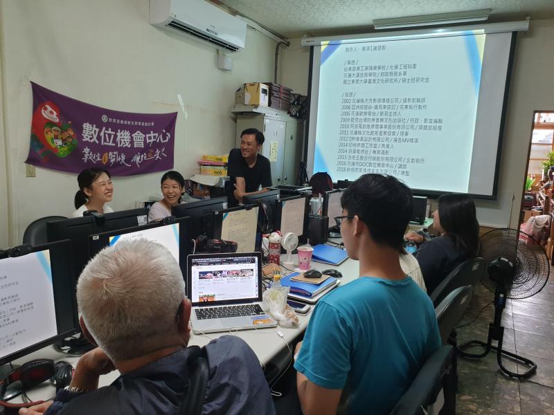 講師分享自身的經歷，逗笑了在場的學員及輔導員。