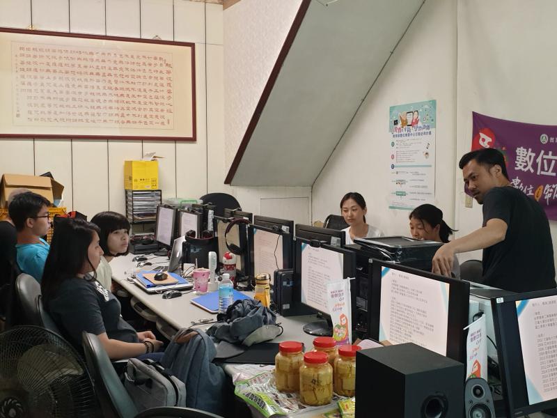 講師倚靠著桌子分享有關於自己發生過的事情。