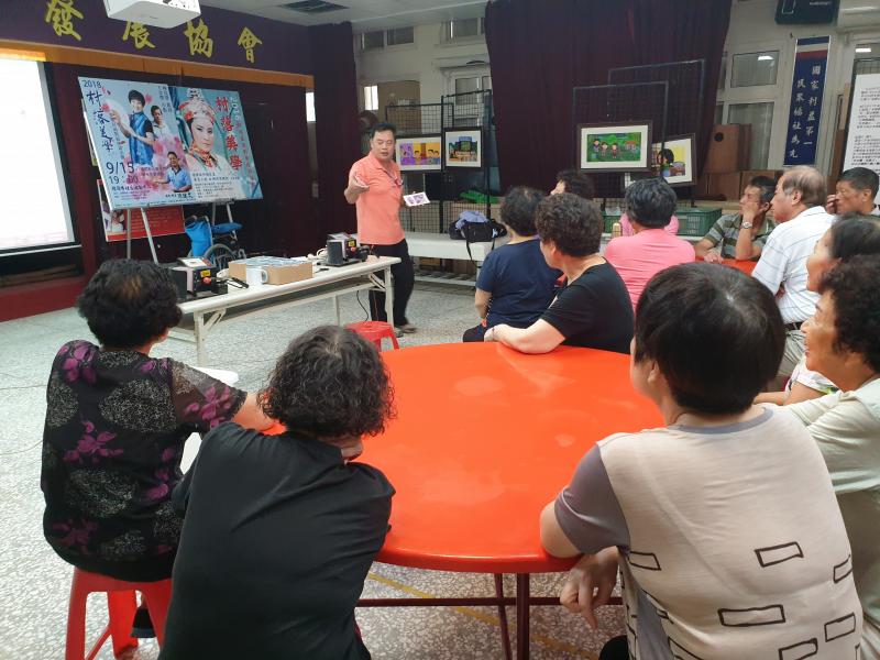 理事長在學員的前方說明熱轉印設備與操作方式。