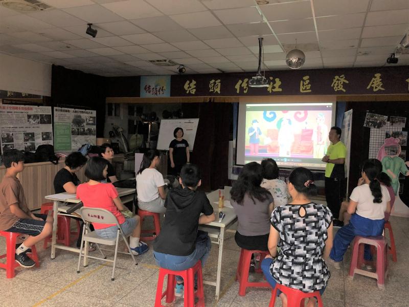 陳聰文理事長正在向大家介紹結頭份歌仔戲文化。