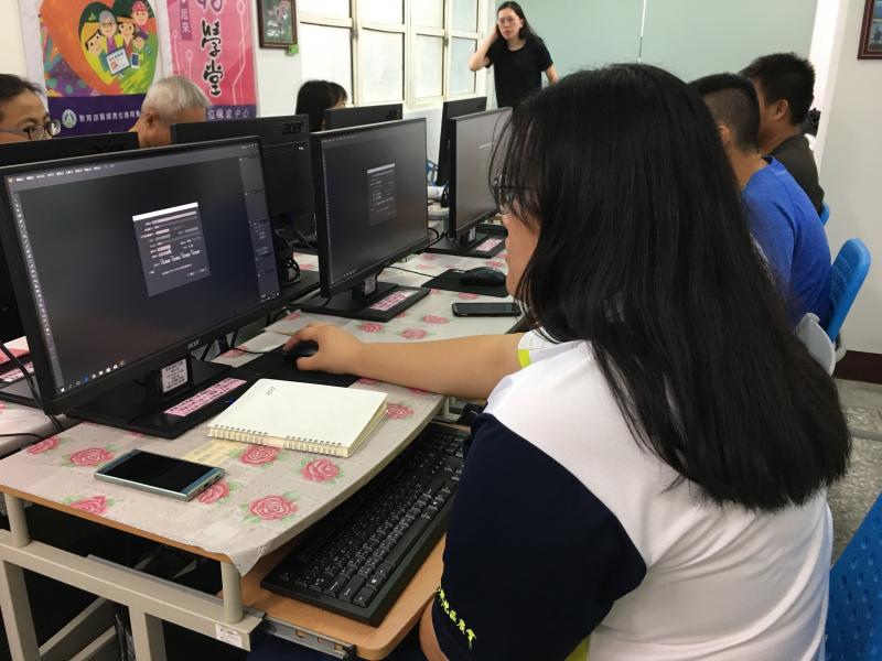 聽完講師講解，學員開始嘗試運用AI，設計EDM。