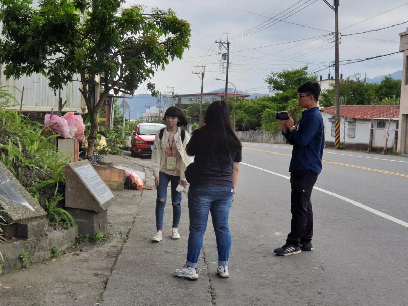 學員實地走訪社區的景點，閱讀以實體看板記錄的文獻資料。