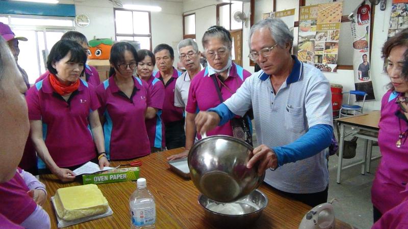 社區達人正在示範做米糕的流程